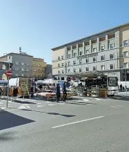  ?? ?? Punto nevralgico Piazza Vittoria con i banchi del mercato