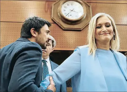  ?? J.P. GANDUL / EFE ?? Ramón Espinar agafa del braç Cristina Cifuentes, davant el portaveu del govern regional, Ángel Garrido