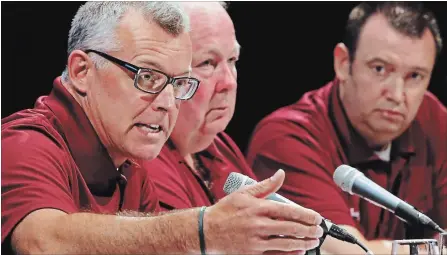  ?? CLIFFORD SKARSTEDT EXAMINER ?? Peterborou­gh Petes president Dave Pogue, left, and general manager Mike Oke, right at the Petes Town Hall Meeting on Sept. 15, 2016.