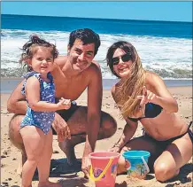  ??  ?? PLAYA. El Pocho Lavezzi en Punta del Este. Eduardo Constantin­i y su novia Elina Fernández estarán hasta mediados de febrero. Urtubey y Macedo fueron con su hija. Agustina Casanova descansa al igual que el Cholo Simeone y su familia antes de regresar a España.