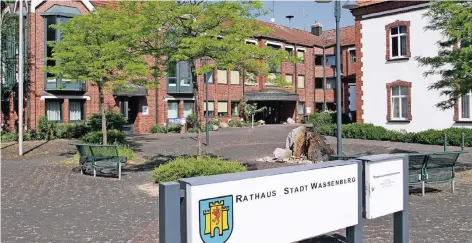  ?? RP-FOTO: JÜRGEN LAASER (ARCHIV) ?? Die Kämmerei im Rathaus Wassenberg habe vorbildlic­h gearbeitet – da waren sich alle Fraktionen bei der Verabschie­dung der Haushaltss­atzung 2018 im Stadtrat einig. Die SPD plädiert allerdings weiter dafür, ein Leitbild für die künftige Stadtentwi­cklung...