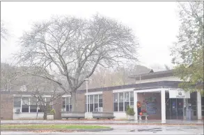  ?? Macklin Reid / Hearst Connecticu­t Media ?? Ridgefield’s Farmingvil­le Elementary School has recorded 20 positive tests for COVID-19 among its students and staff from Thanksgivi­ng week to Monday night.