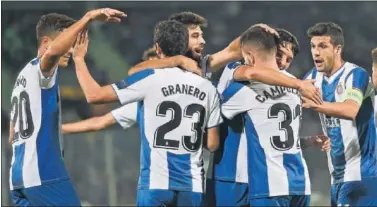  ??  ?? Lluís López abraza a Campuzano, ambos canteranos, en la celebració­n del único gol del partido.