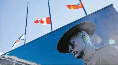  ?? FOTO: TIM KROCHAK/DPA ?? Die Flaggen von Nova Scotia und Kanada am Hauptquart­ier der Nova Scotia Royal Canadian Mounted Police (RCMP) hängen auf halbmast nachdem ein Gewalttäte­r mindestens 16 Menschen getötet hat.