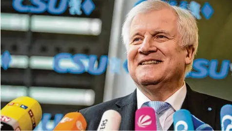  ??  ?? CSU Chef Horst Seehofer zeigt sich bester Laune, auch wenn die neue Große Koalition noch nicht in trockenen Tüchern ist. SYRIEN OLYMPIA