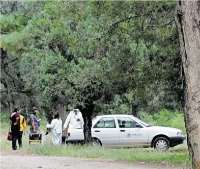  ??  ?? El cuerpo de la joven fue localizado en una barranca de la junta auxiliar de Santa María Xonacatepe­c