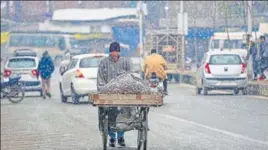  ?? PTI ?? ■
A vendor pushing his cart as it snows in Srinagar on Friday.