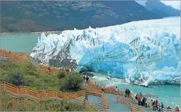  ??  ?? NACIONALES. Mar del Plata busca repuntar, tras un verano 2017 con una baja del 20% de turistas. Calafate, entre lo más elegido.