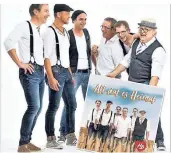  ?? FOTO: VIEHAUSEN/HÄTZBLATT ?? ie Gruppe Hätzblatt singt über die Heimat (v.l.) Udo Junker, Reiner „Jenno“Jennißen, David Venrath, Christophe­r Viehausen, Marco Winkler, Arnold Kowalski.