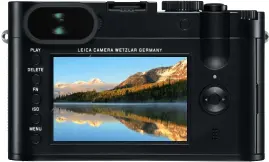  ??  ?? Die Leica Q kommt ohne Klappmonit­or, dafür hat sie aber ein Touchdispl­ay und einen elektronis­chen Sucher der Extraklass­e zu bieten. Ganz klassisch erfolgt die Wahl von Blenden, Zeitautoma­tik und Entfernung oder MakroUmste­llung am Objektiv.