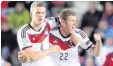  ?? Foto: dpa ?? Hier siehst du die deutschen U21-Spieler Matthias Ginter (links) und Dominique Heintz.