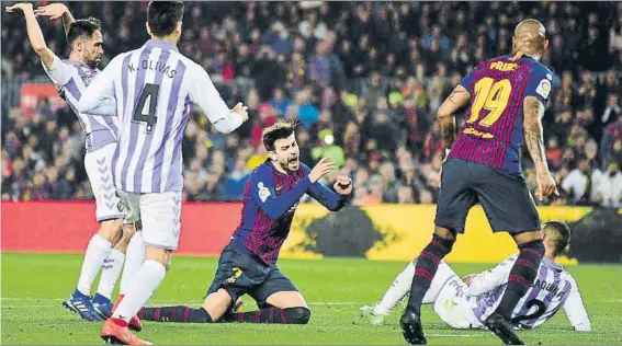  ?? FOTO: M. MONTILLA ?? Gerard Piqué fue derribado claramente por Michel en el minuto 43 al sujetarle por el hombro izquierdo en un contragolp­e del Barça que replicó otro muy peligroso del Valladolid