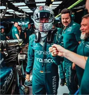  ?? ASTON MARTIN ?? Vettel, con su casco especial, vive un fin de semana muy emotivo en Abu Dabi,