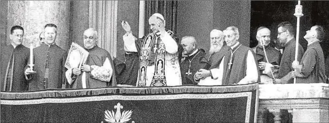  ?? ABC ?? Pablo VI saluda a los fieles desde el balcón de la Logia del Vaticano tras su elección como Papa, el 21 de junio de 1963
