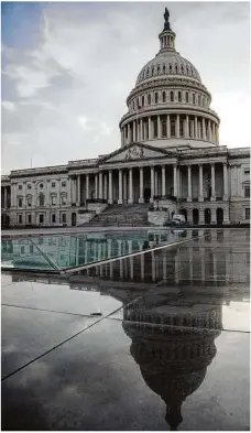  ?? Foto: dpa ?? Die Flagge der Vereinigte­n Staaten weht vor dem Us-kapitol in Washington. Übernehmen sich die USA mit den Hilfspaket­en?