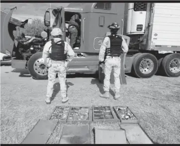  ?? Foto: ?? Los elementos del Ejército Nacional junto al tractocami­ón que transporta­ba la droga.