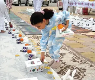  ?? — SUPPLIED PHOTOS ?? From kids to adults, people of all age groups from the local community join in iftar arrangemen­ts.