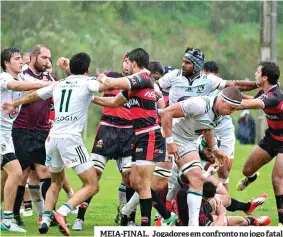  ??  ?? MEIA-FINAL. Jogadores em confronto no jogo fatal