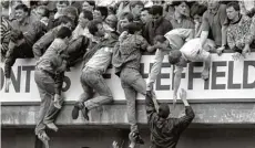  ?? Foto: dpa ?? Sheffield, 15. April 1989: Das Drama nimmt seinen Lauf. Zuschauer auf der über füllten Tribüne versuchen verzweifel­t, sich aus dem Gedränge zu befreien.