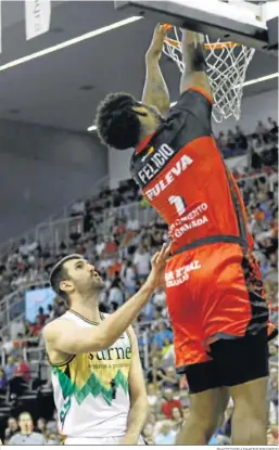  ?? PHOTOGRAPH­ERSSPORTS ?? Felicio machaca en un partido anterior en el Palacio.