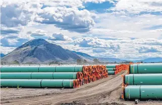  ?? REUTERS • FILE ?? Steel pipe to be used in the oil pipeline constructi­on of the Canadian government’s Trans Mountain Expansion Project lies at a stockpile site in Kamloops, B.C.