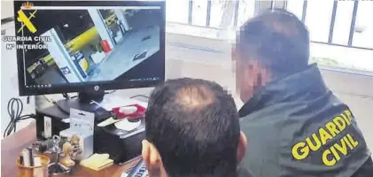  ?? GUARDIA CIVIL ?? Dos agentes analizan las imágenes grabadas por las cámaras de seguridad de la gasolinera de Herrera del Duque.