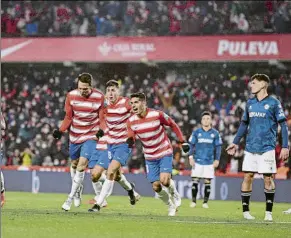  ?? FOTO: GETTY ?? Santiago Arias celebra su gol, que acabó dando los tres puntos al Granada