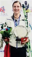  ??  ?? Blumen für die Europameis­terin: Karin Hackl siegte in Manchester