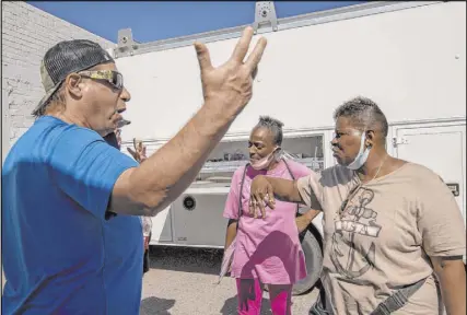  ?? L.E. Baskow Las Vegas Review-Journal @Left_Eye_Images ?? Former Alpine Motel resident Matthew Sykes, left, recalls the deadly December fire there with fellow former residents Helen Clark and Audrey Palmer on Thursday.