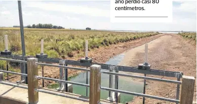  ??  ?? EL CANAL que une Del Monte con Cochicó se encuentra prácticame­nte seco.