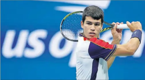  ??  ?? Carlos Alcaraz se prepara para golpear la bola de revés en un momento de su partido contra Auger-Aliassime en el US Open.