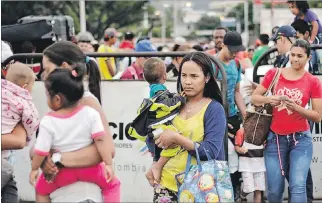  ?? SCHNEYDER MENDOZA / EFE ?? Refugios. Venezolano­s que cruzan el puente internacio­nal Simón Bolívar, en Cúcuta, huyendo de la crisis.