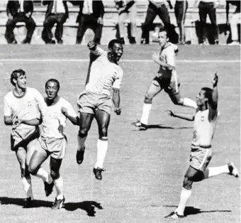  ?? ?? Pelé esulta dopo il gol nella finale a Mexico 70 contro l’Italia