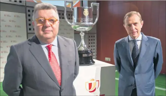  ??  ?? RIVALES. Víctor Martín, del Numancia, y Emilio Butragueño, del Madrid, posan con la Copa antes de la eliminator­ia que les enfrentará..