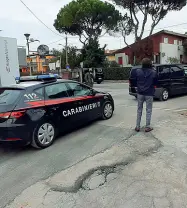  ?? (Bergamasch­i) ?? Il luogo della tragedia
Carabinier­i all’ingresso dell’area Acegasaps in via Montà, teatro del drammatico infortunio