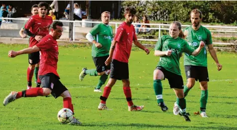  ?? Foto: Marcus Angele ?? Sarah Krusbersky spielt meist in der Abwehr des TSV Straßberg und kann sich gegen ihre männlichen Kollegen durchaus behaupten.