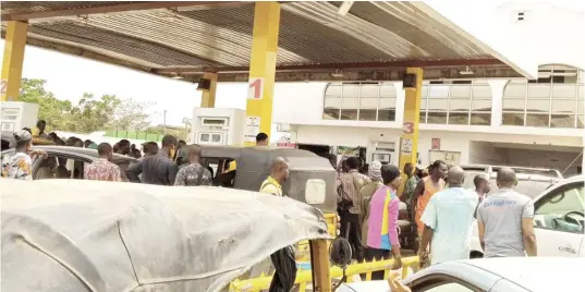  ?? ?? Long queue at BOA petrol filling station as fuel scarcity persists in Ota, Ogun State on February 18, 2022.
PHOTO: Peace Udugba.