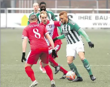  ?? BILD: MARTIN REMMERS ?? Kaum ein Durchkomme­n: VfL-Angreifer Marvin Osei (rechts) wird von den Wolfsburge­rn Dennis Jungk (Nr. 8) und Rico Schlimpert in die Zange genommen.