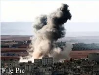  ?? XINHUA FILE PHOTO ?? DIRECT HIT
Smoke rises after a United States air strike on positions of the Islamic State in the city of Kobani, Syria, on Oct. 15, 2014.