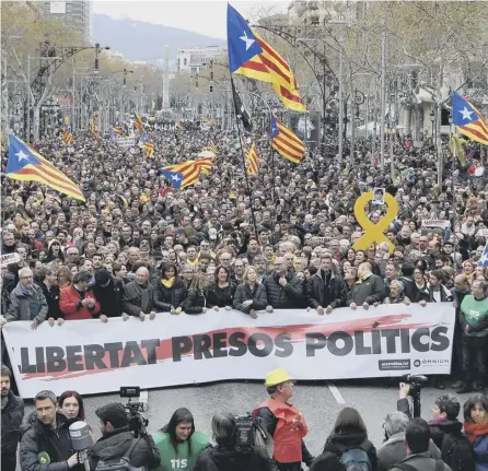  ?? PICTURE: AFP/GETTY ?? 0 Catalan protesters carry a banner saying ‘freedom for political prisoners’ at a pro-independen­ce rally