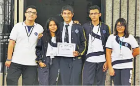  ??  ?? Reconocimi­ento. Su esfuerzo y creativida­d fueron premiados. El grupo obtuvo el tercer lugar en el show de talentos que realizó el colegio Irena Sendler.