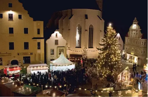  ?? Archivfoto: Erika Langone ?? Der Höchstädte­r Weihnachts­markt, einer von vielen am kommenden Wochenende, ist rund um die Stadtpfarr­kirche im Herzen der kleinen Donaustadt aufgebaut. Weitere Märkte finden unter anderem in Gundelfing­en, Wertingen und Zöschingen statt.