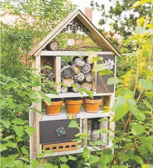  ?? Scott Dressel-Martin, provided by Denver Botanic Gardens ?? Becky Hahnel uses untreated wood, salvaged bricks, pine cones and other natural materials in her rustic bee hotels.