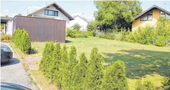  ?? FOTO: SIMON SCHWÖRER ?? Auf der Fläche neben den bestehende­n Praxisräum­lichkeiten soll der Neubau in der Mättlestra­ße in Liptingen entstehen.