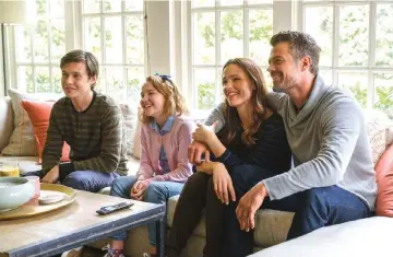  ??  ?? (From left) Nick Robinson, Talitha Bateman, Jennifer Garner and Josh Duhamel in ‘Love, Simon’. (Below) Simon (Robinson, shown with Katherine Langford) plays a gay teen in ‘Love, Simon’.—