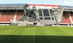  ?? THE INDEPENDEN­T ?? AMBRUK: Kondisi atap tribun utama AFAS Stadion, kandang AZ Alkmaar, karena embusan angin kencang pada Sabtu siang waktu setempat (10/8).