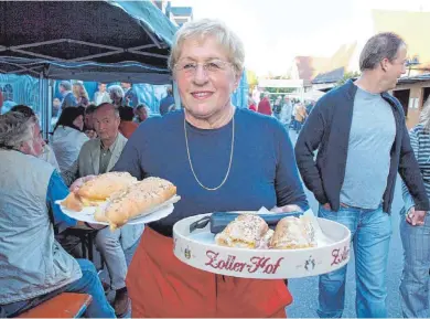  ?? FOTOS: PR ?? Seelen von der guten Seele: Beim Dorffest in Ennetach kommen auch die Gaumenfreu­den nicht zu kurz.