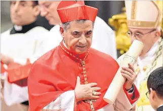  ?? EL PAÍS ?? Escándalo. Angelo Becciu tras jurar lealtad al papa y convertirs­e en cardenal. Fue hombre clave del Vaticano.