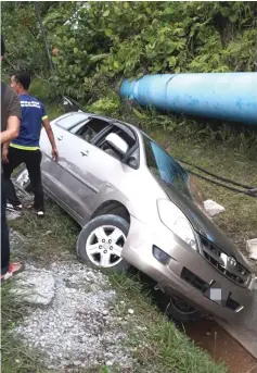  ??  ?? The victims’ vehicle seen inside the drain.