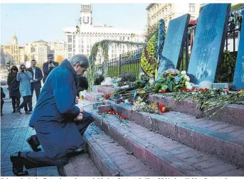  ??  ?? Hahn gedenkt der Toten der regierungs­kritischen Proteste in Kiew 2014, der „Maidan-Proteste“